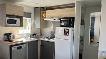 Refrigerador, microondas, horno y parrilla de estufa