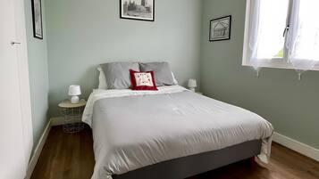 Iron/ironing board, bed sheets