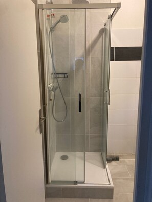 Douche, serviettes fournies