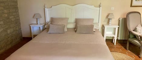 Silitysrauta/-lauta, Wi-Fi, vuodevaatteet