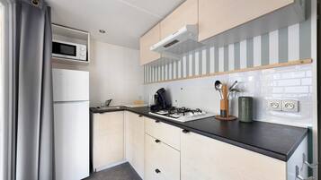 Wasserkocher mit Kaffee-/Teezubehör, Kühlschrank, Mikrowelle, Herdplatte