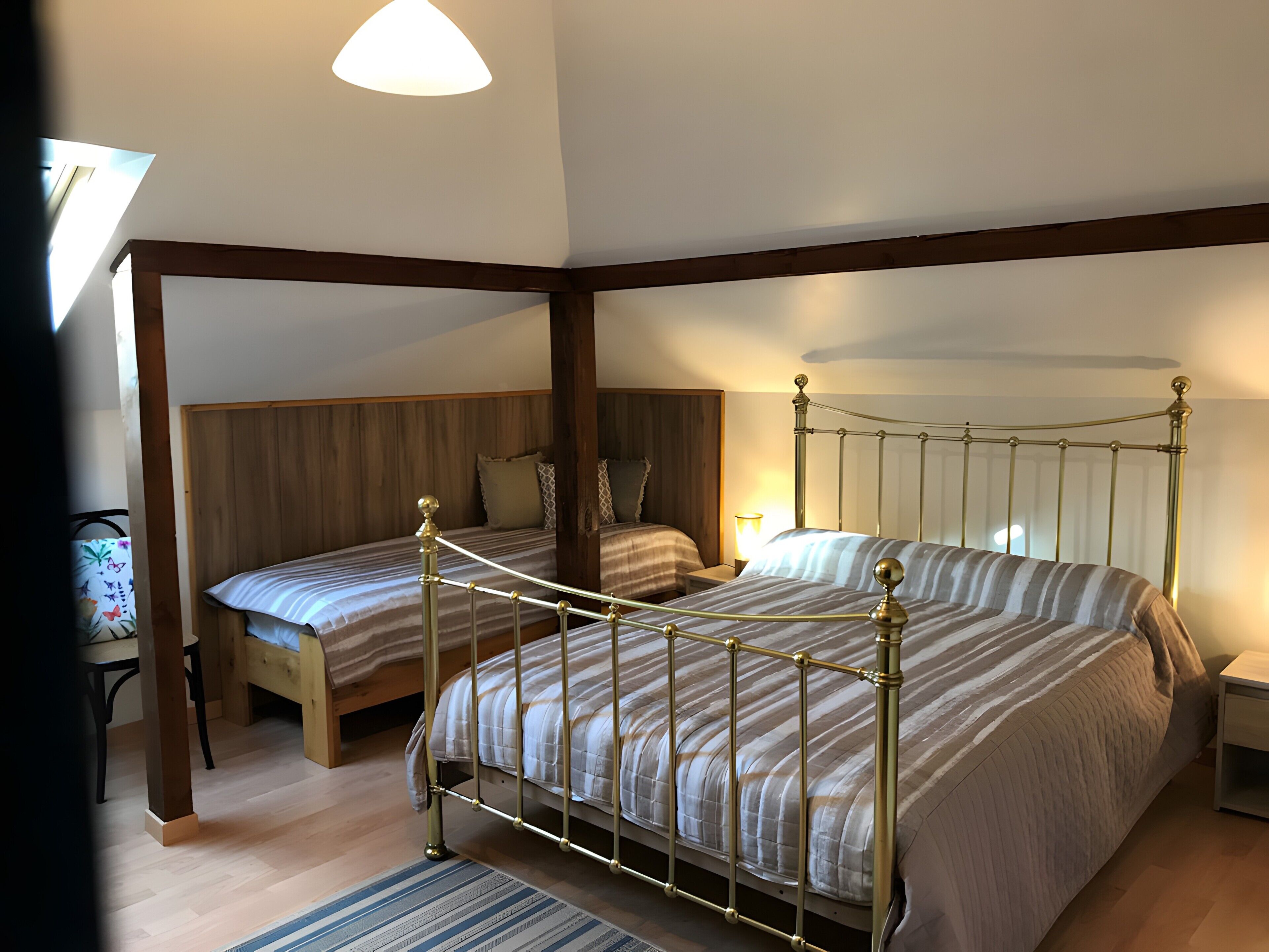 Tabla de planchar con plancha, wifi y ropa de cama 