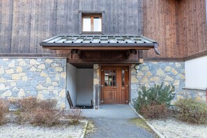 Exterior detail - 6-Person Apartment in Central Samoëns with Mountain View, Private Terrace & Shared Garden (Samoëns)