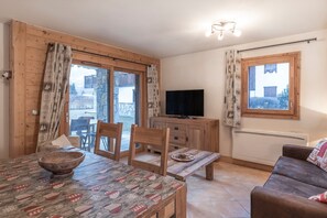 TV - 6-Person Apartment in Central Samoëns with Mountain View, Private Terrace & Shared Garden (Samoëns)