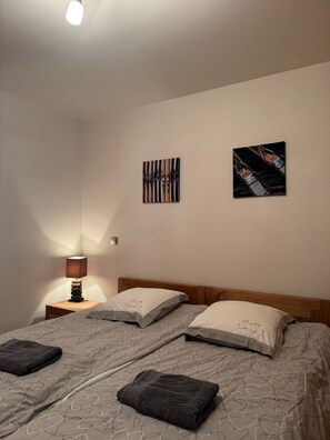 2 bedrooms, bed sheets - Apartment for 6 in Central Samoëns with Mountain View, Private Terrace & Shared Garden (Samoëns)
