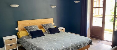 Silitysrauta/-lauta, Wi-Fi, vuodevaatteet