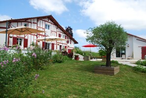 Exterior - Room 'Domaine De La Barthe - Rose Room' with Pool, Shared Terrace and Wi-Fi (Garrey)