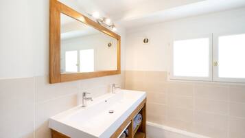 Shower, towels
