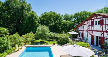 Chambre « Domaine De La Barthe Chambre Rose » avec piscine, terrasse partagées et Wi-Fi