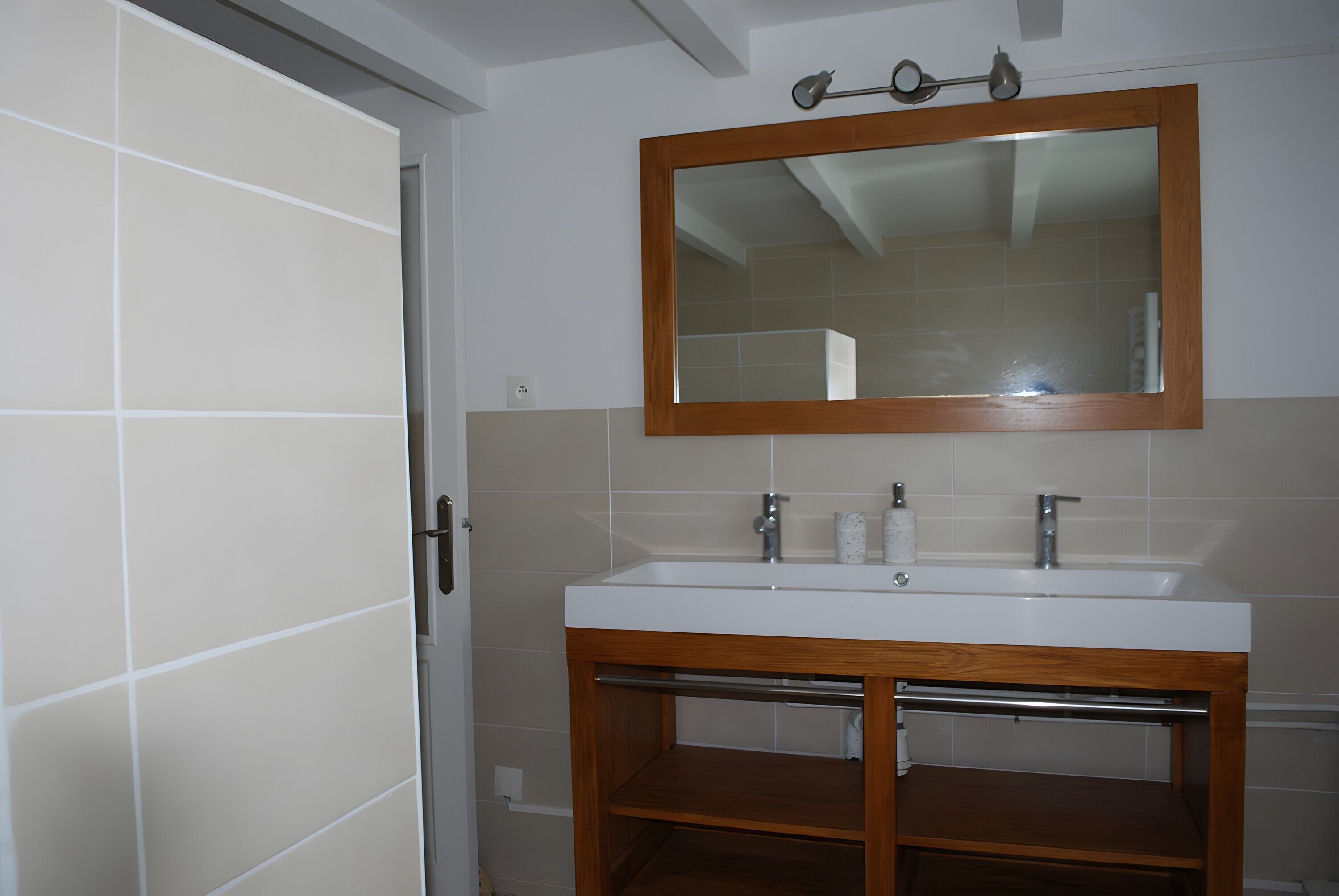 Een douche, handdoeken