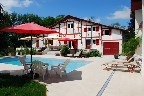 Chambre « Domaine De La Barthe Chambre Rose » avec piscine, terrasse partagées et Wi-Fi
