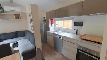 Kylskåp, mikrovågsugn, ugn och spishäll