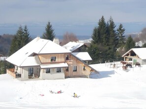 Exterior - Bed and Breakfast 'Girolle' with Mountain View, Shared Garden and Wi-Fi (Orcier)