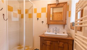 Douche, serviettes fournies