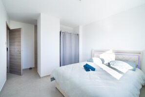 5 bedrooms, iron/ironing board, WiFi, bed sheets - Holiday Home 'Villa Moderne Avec Piscine' with Private Pool, Wi-Fi and Air Conditioning (Beaucaire)