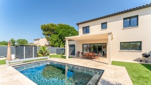 A modern house with a swimming pool, patio furniture, and a barbecue area. - Modern Villa with Pool, Wi-Fi, and Air Conditioning (Beaucaire)