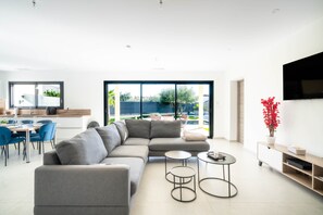 Living area - Holiday Home 'Villa Moderne Avec Piscine' with Private Pool, Wi-Fi and Air Conditioning (Beaucaire)