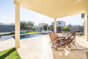 Outdoor dining - Holiday Home 'Villa Moderne Avec Piscine' with Private Pool, Wi-Fi and Air Conditioning (Beaucaire)