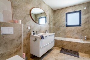 Een douche, een haardroger, handdoeken