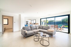 Living area - Holiday Home 'Villa Moderne Avec Piscine' with Private Pool, Wi-Fi and Air Conditioning (Beaucaire)