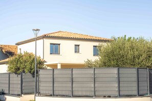 Exterior - Holiday Home 'Villa Moderne Avec Piscine' with Private Pool, Wi-Fi and Air Conditioning (Beaucaire)