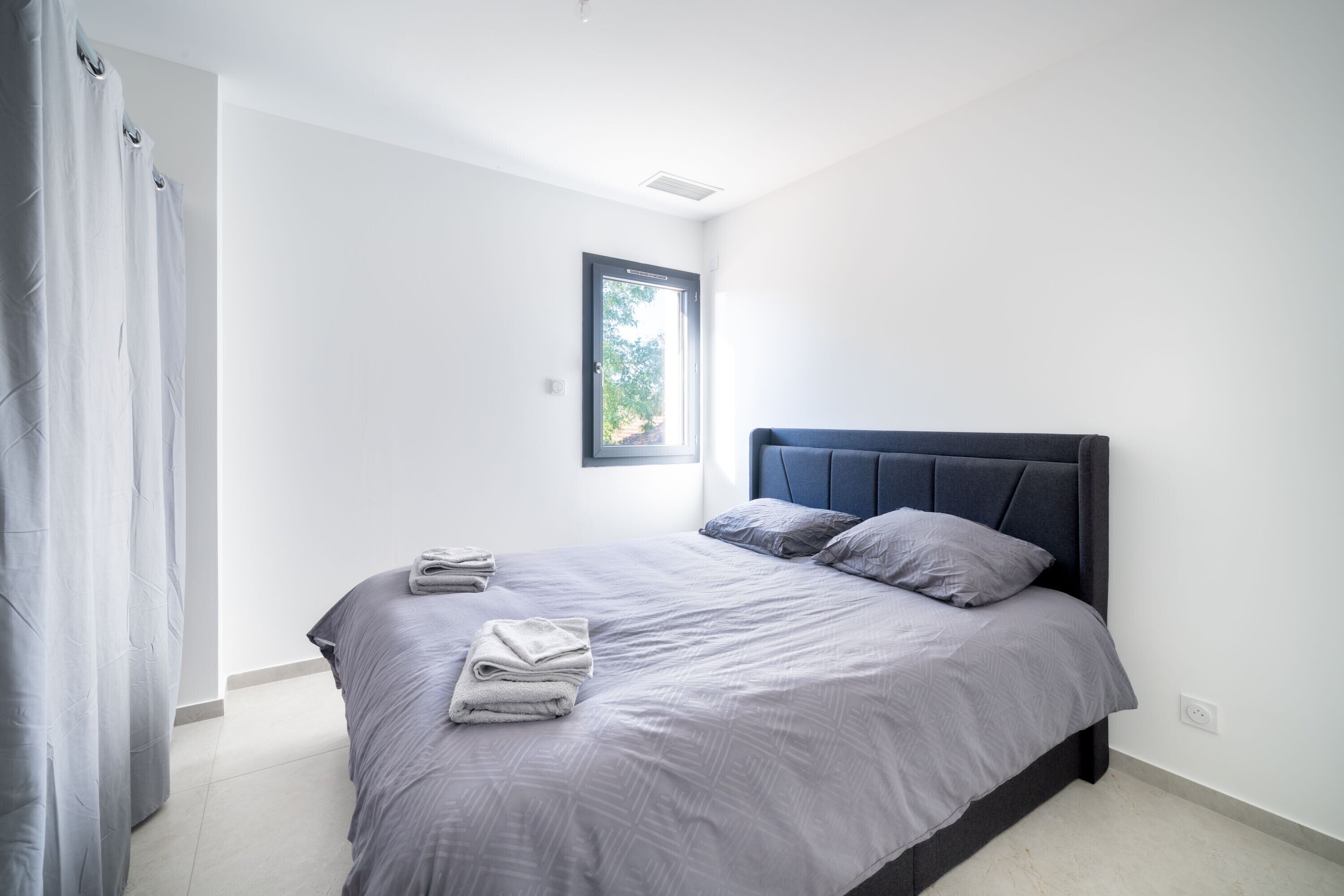 5 bedrooms, iron/ironing board, WiFi, bed sheets