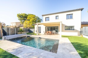 Pool - Holiday Home 'Villa Moderne Avec Piscine' with Private Pool, Wi-Fi and Air Conditioning (Beaucaire)