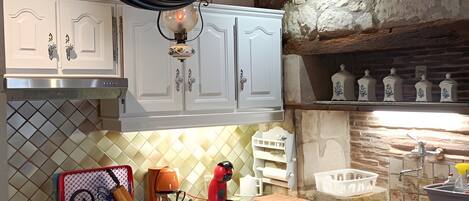 冷蔵庫、電子レンジ、オーブン、コンロ