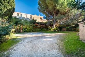 Property grounds - Apartment 'Courtille Plage' 30m from the Sea, Wi-Fi and Air Conditioning (Fréjus)