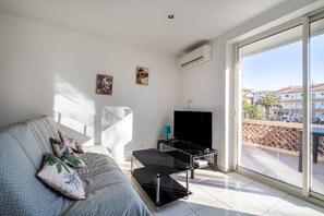 TV - Apartment 'Courtille Plage' 30m from the Sea, Wi-Fi and Air Conditioning (Fréjus)