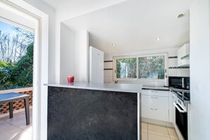 Fridge, microwave, oven, stovetop - Apartment 'Courtille Plage' 30m from the Sea, Wi-Fi and Air Conditioning (Fréjus)
