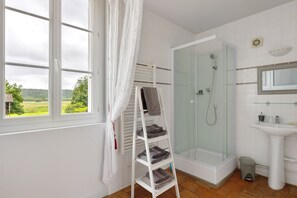 Douche, sèche-cheveux, serviettes fournies