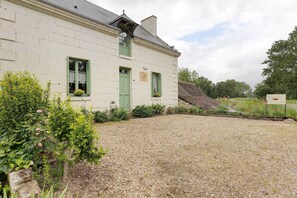 Exterior - Bed and Breakfast 'Champ Du Bois' with Shared Garden and Wi-Fi (Rigny Ussé)