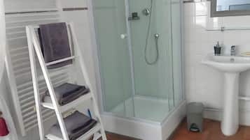 Een douche, een haardroger, handdoeken