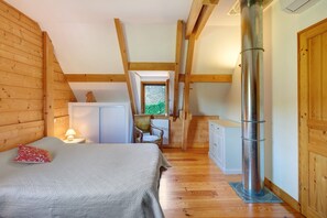 Desk, iron/ironing board - Gîte Le Bosquet with Private Terrace, Garden and Air Conditioning in Calviac-en-Périgord (Calviac-en-Périgord)