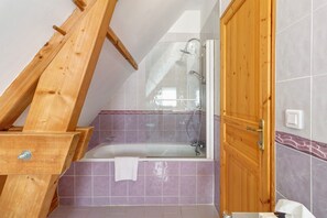 Suihku, ilmaiset hygieniatuotteet, hiustenkuivaaja