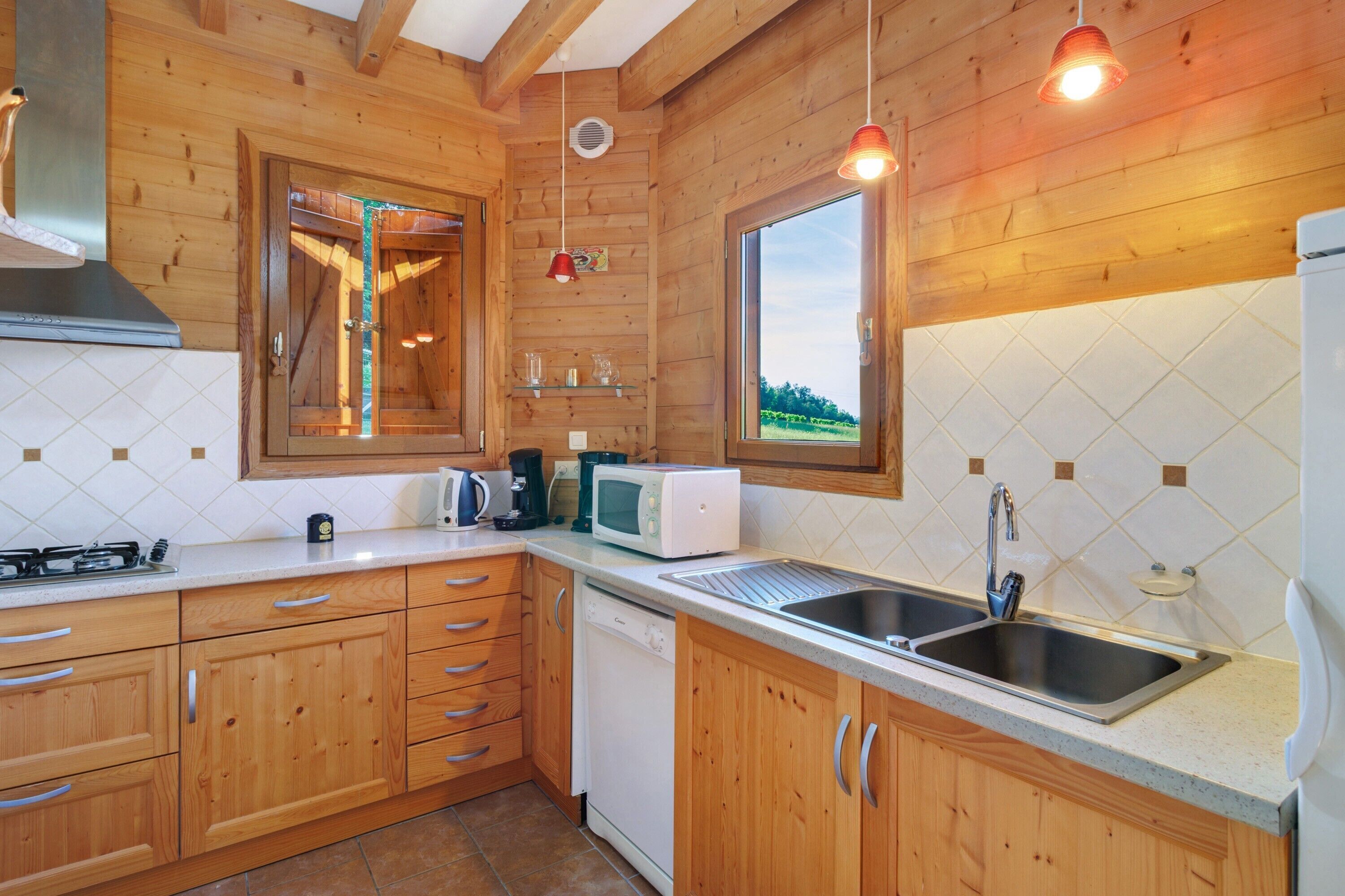 Kylskåp, mikrovågsugn, ugn och spishäll