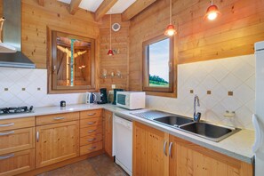 Fridge, microwave, oven, stovetop - Gîte Le Bosquet with Private Terrace, Garden and Air Conditioning in Calviac-en-Périgord (Calviac-en-Périgord)