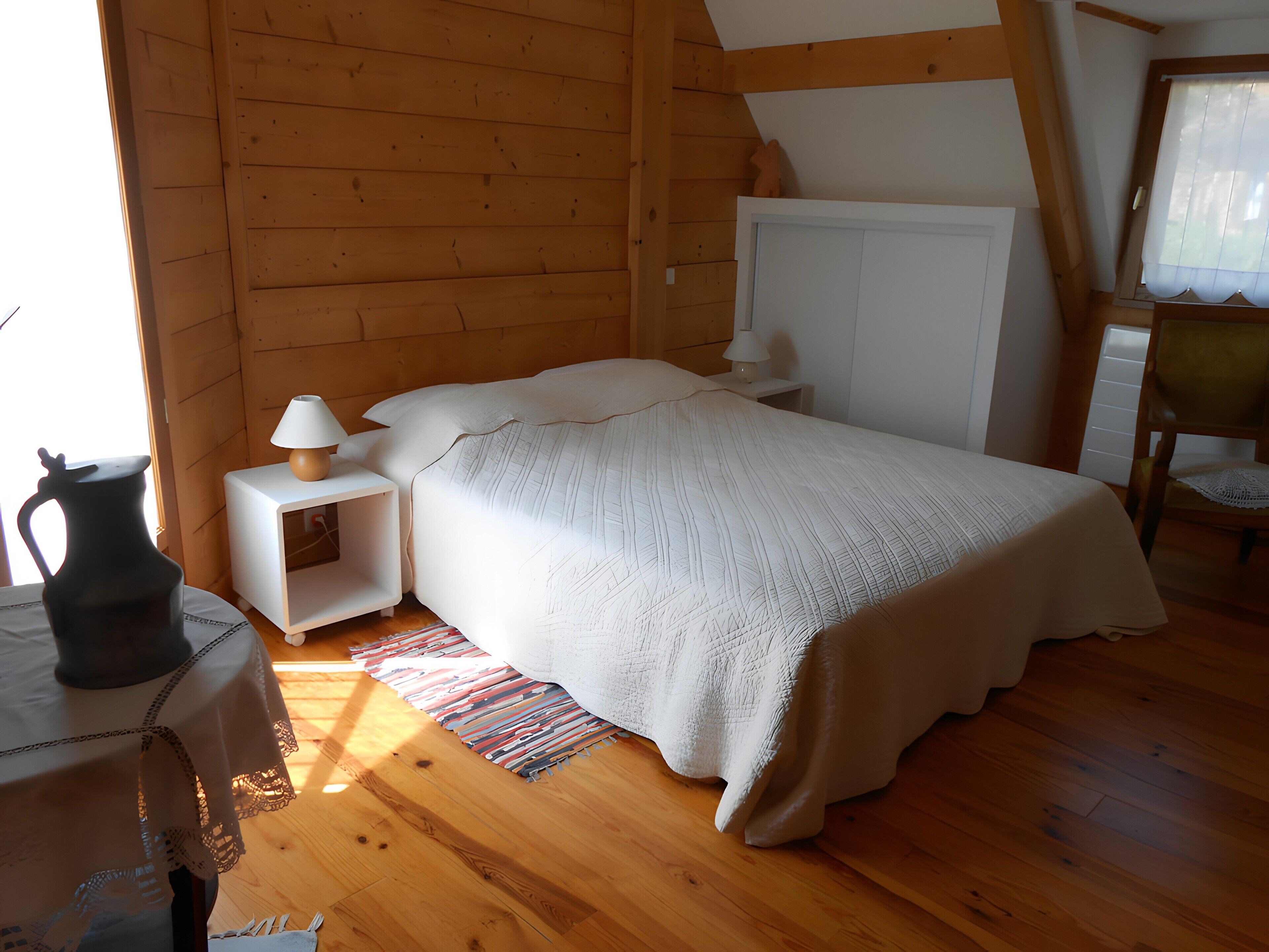 Escritorio y tabla de planchar con plancha 