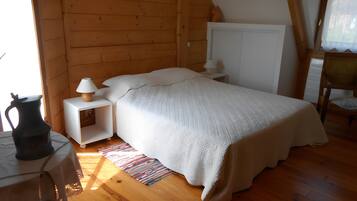 Escritorio y tabla de planchar con plancha