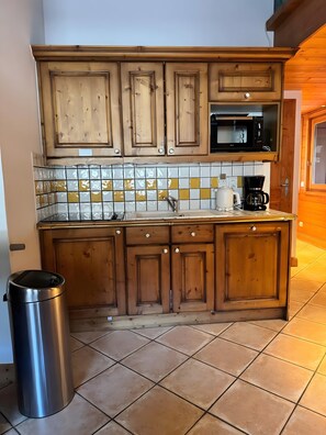 Fridge, microwave, oven, stovetop - Apartment 'Airelles B25' with Mountain View, Balcony and Wi-Fi (Les Belleville)