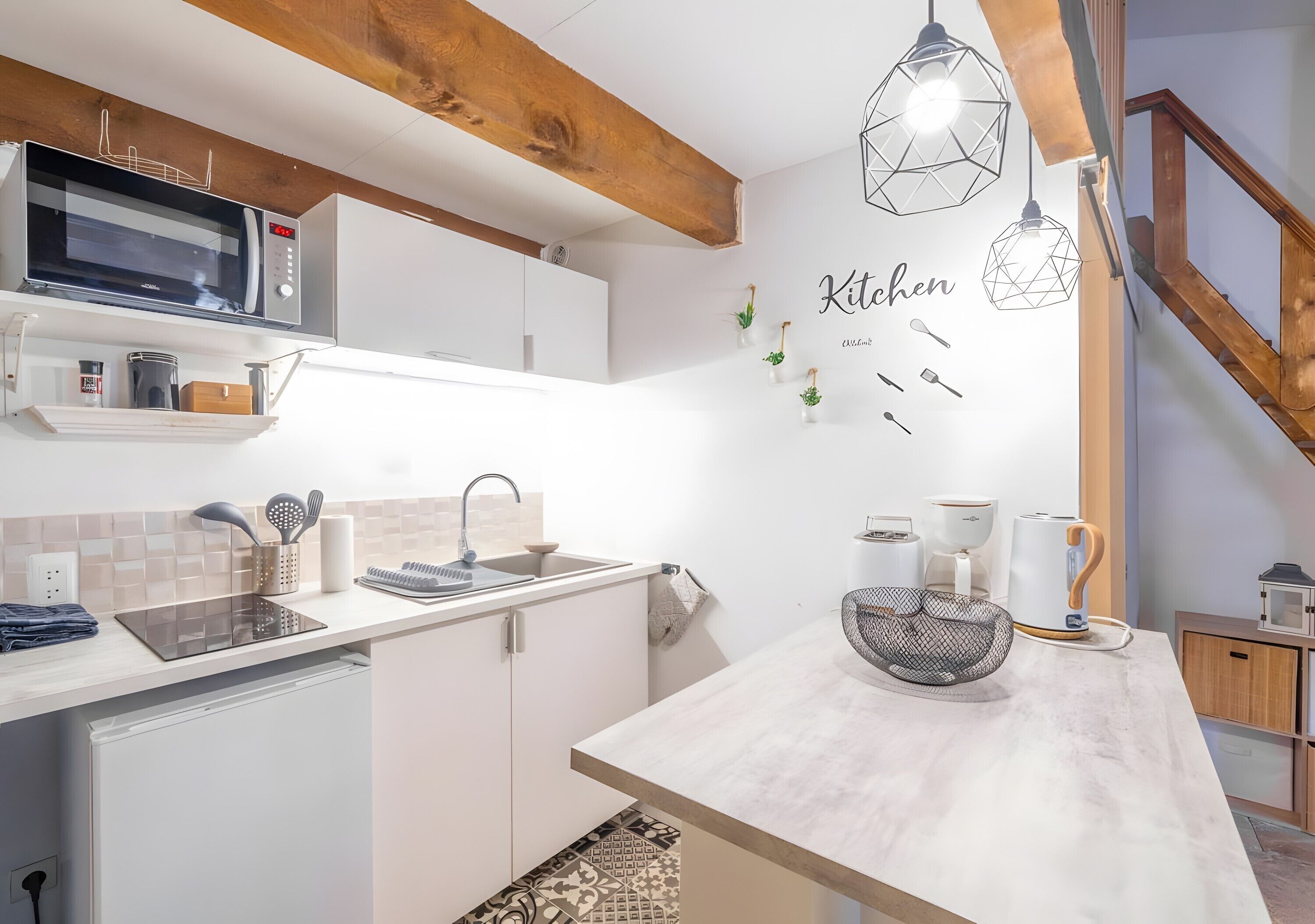 Kühlschrank, Mikrowelle, Herdplatte, Wasserkocher mit Kaffee-/Teezubehör