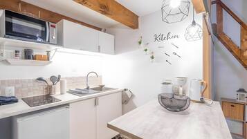 Kühlschrank, Mikrowelle, Herdplatte, Wasserkocher mit Kaffee-/Teezubehör