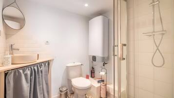 Dusj, hårføner og håndklær