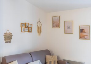 Interior - Cosy Cocoon Apartment for 2-4 in Central Beaucaire with Wi-Fi (Beaucaire)