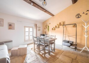 Dining - Cosy Cocoon Apartment for 2-4 in Central Beaucaire with Wi-Fi (Beaucaire)