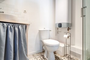 Shower, hair dryer, towels - Apartment 'Cocoon Cosy Coeur De Beaucaire - 4' with Wi-Fi (Beaucaire)