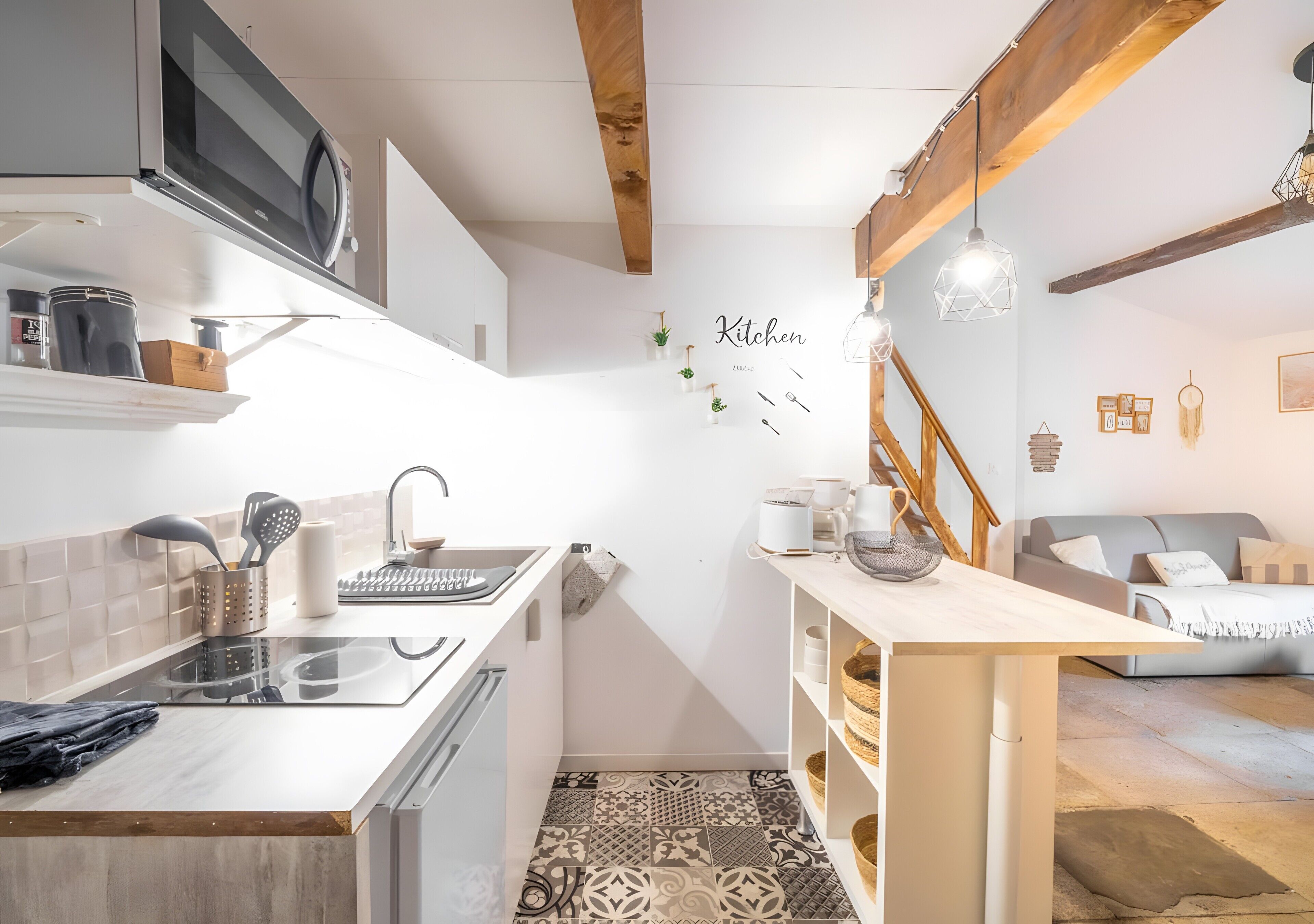 Kühlschrank, Mikrowelle, Herdplatte, Wasserkocher mit Kaffee-/Teezubehör