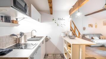 Kühlschrank, Mikrowelle, Herdplatte, Wasserkocher mit Kaffee-/Teezubehör