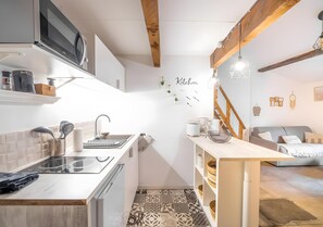 Kühlschrank, Mikrowelle, Herdplatte, Wasserkocher mit Kaffee-/Teezubehör